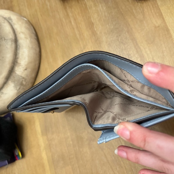 NWOT Michael Kors Jet Set Charm Medium Slim Bifold Wallet, Vanilla & Sky Blue - Picture 5 of 6